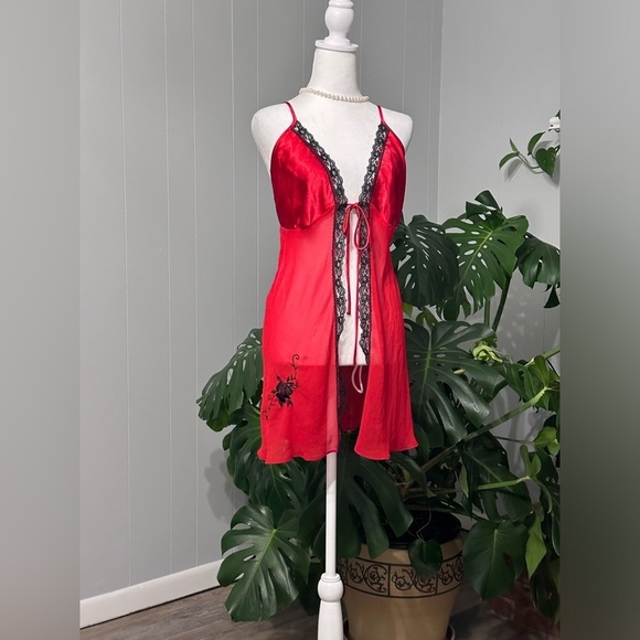 Secret Treasures Other - ❤️Red with black lace trimmed and black floral embroidered cover with ties front